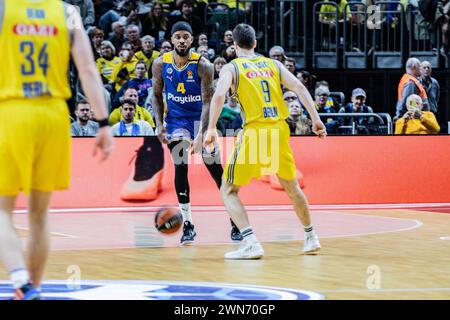 Berlino, Germania. 29 febbraio 2024. Lorenzo Brown (L) di Maccabi Playtika Tel Aviv e Malte Delow (R) di Alba Berlin visti in azione durante il Round 27 della stagione regolare 2023/2024 Turkish Airlines Euroleague tra Alba Berlin e Maccabi Playtika Tel Aviv alla Mercedes-Benz Arena. Punteggio finale; Alba Berlin 106:71 Maccabi Playtika Tel Aviv. (Foto di Nicholas Muller/SOPA Images/Sipa USA) credito: SIPA USA/Alamy Live News Foto Stock