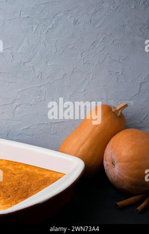 Dolce torta fatta in casa appena sfornata con marmellata di zucca di frutta. Posizione piatta. sfondo nero con spazio di copia. Dessert autunnale. Background gastronomico Foto Stock