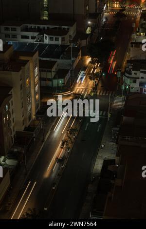 Vista dall'alto dall'alto del traffico stradale timelapse del traffico sulla strada. Sentieri luminosi sfocati per le auto. Foto Stock