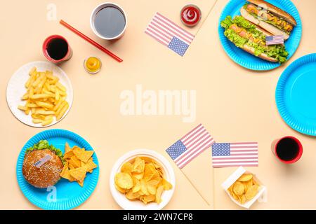 Cornice fatta di gustosi piatti, bevande e bandiere americane su sfondo colorato. Celebrazione del Memorial Day Foto Stock