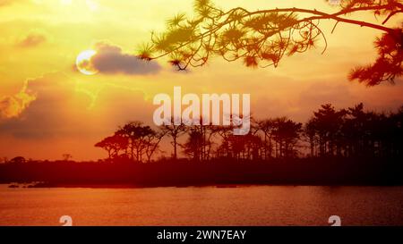 paesaggio tramonto o sole sorgere cielo drammatico sfondo naturale astratto Foto Stock