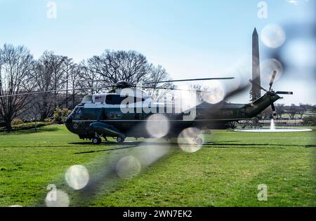 Washington, DC, USA. 29 febbraio 2024. Marine One, con il presidente degli Stati Uniti Joe Biden a bordo, si prepara a lasciare la Casa Bianca a Washington, DC, USA, giovedì 29 febbraio, 2024. Biden prevede di visitare Brownsville, Texas, dove farà pressioni sui legislatori affinché approvino un accordo bipartisan per la sicurezza delle frontiere del Senato che è stato respinto dai repubblicani a Trumps sollecitando e incontrando gli agenti della pattuglia di frontiera degli Stati Uniti, le forze dell'ordine e i leader locali. Credito: Leigh Vogel/Pool tramite CNP/dpa/Alamy Live News Foto Stock