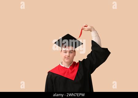 Studentessa con un'ottima preparazione in beige Foto Stock