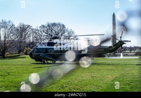 Marine One, con il presidente degli Stati Uniti Joe Biden a bordo, si prepara a lasciare la Casa Bianca a Washington, DC, USA, giovedì 29 febbraio, 2024. Biden prevede di visitare Brownsville, Texas, dove farà pressioni sui legislatori affinché approvino un accordo bipartisan per la sicurezza delle frontiere del Senato che è stato respinto dai repubblicani su sollecitazione di Trump e incontrino gli agenti della pattuglia di frontiera degli Stati Uniti, le forze dell'ordine e i leader locali. Credito: Leigh Vogel/Pool tramite CNP /MediaPunch Foto Stock
