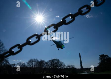 Marine One, con il presidente degli Stati Uniti Joe Biden a bordo, parte dalla Casa Bianca a Washington, DC, USA, giovedì 29 febbraio, 2024. Biden prevede di visitare Brownsville, Texas, dove farà pressioni sui legislatori affinché approvino un accordo bipartisan per la sicurezza delle frontiere del Senato che è stato respinto dai repubblicani su sollecitazione di Trump e incontrino gli agenti della pattuglia di frontiera degli Stati Uniti, le forze dell'ordine e i leader locali. Credito: Leigh Vogel/Pool tramite CNP /MediaPunch Foto Stock