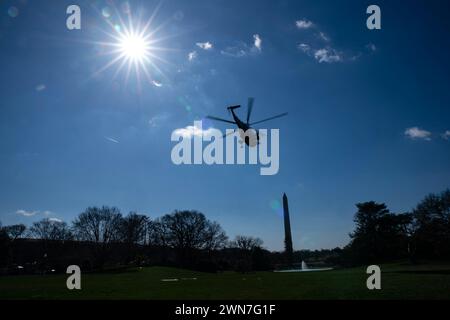 Marine One, con il presidente degli Stati Uniti Joe Biden a bordo, parte dalla Casa Bianca a Washington, DC, USA, giovedì 29 febbraio, 2024. Biden prevede di visitare Brownsville, Texas, dove farà pressioni sui legislatori affinché approvino un accordo bipartisan per la sicurezza delle frontiere del Senato che è stato respinto dai repubblicani su sollecitazione di Trump e incontrino gli agenti della pattuglia di frontiera degli Stati Uniti, le forze dell'ordine e i leader locali. Credito: Leigh Vogel/Pool tramite CNP /MediaPunch Foto Stock