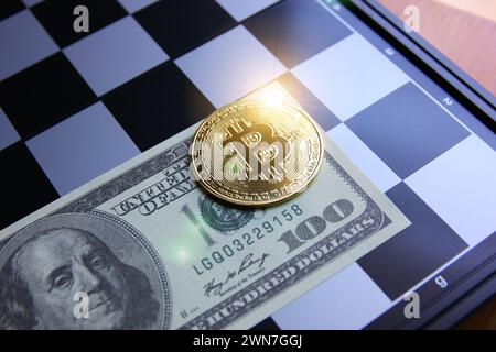 Bit moneta sulla banconota da un dollaro americano con scacchiera Foto Stock