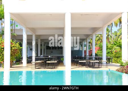 lobby esterna con piscina nel resort Foto Stock