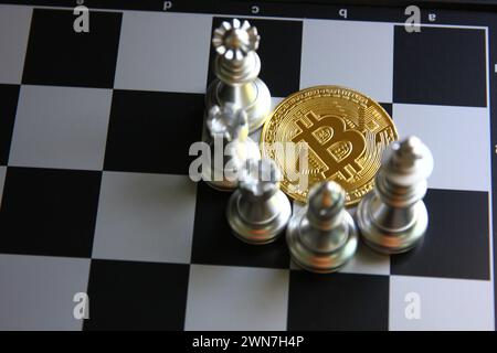 bit coin con scacchi d'argento a bordo, bit coin concept Foto Stock