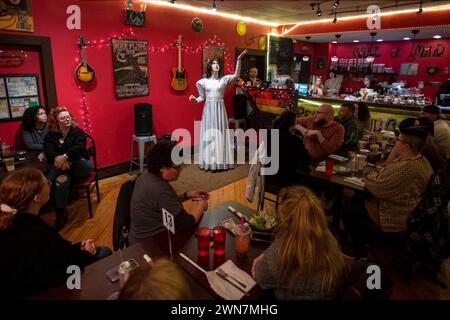 Il drag performer Nick “Sarabesque” Fultz si esibisce durante la “Drag Dinner Show, una raccolta fondi al Peace of Mind Cafe di Millersburg, Pennsylvania, sabato 13 gennaio 2024. Questo evento è stato un argomento controverso in questa piccola città della Pennsylvania a circa tre ore di auto dalla capitale nations. Credito: Rod Lamkey/CNP per il New York Post (RESTRIZIONE: NESSUNA corrispondenza giornaliera. NESSUN giornale di New York o New Jersey o giornali entro un raggio di 75 miglia da New York City.) Foto Stock