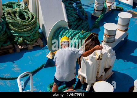 Linee di ormeggio sulla nave Bow Foto Stock