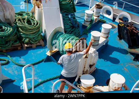 Linee di ormeggio sulla nave Bow Foto Stock