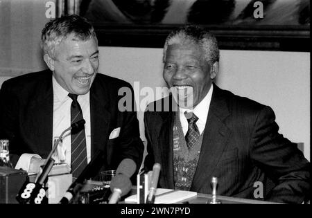 Copenaghen / Danimarca,04 FEB 1992 (file immagini istocriche con data corretta) Soith presidente africano in visita di stato in Danimarca tiene una conferenza stampa con il ministro danese per gli affari esteri Uffe Ellmann -Jensen ind anish capitale. Foto di Francis Joseph Dean/Deanpictures. Foto Stock