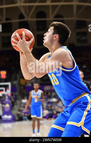 Seattle, Washington, Stati Uniti. 29 febbraio 2024. La guardia degli UCLA Bruins Lazar Stefanovic (10) è pronta a sparare durante la partita di pallacanestro NCAA tra gli UCLA Bruins e i Washington Huskies all'HEC ed Pavilion di Seattle, WA. Washington sconfisse UCLA 94-77. Steve Faber/CSM/Alamy Live News Foto Stock