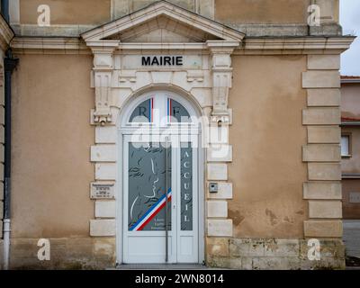 Audenge , Francia - 02 29 2024 : il municipio Mairie testo francese logo logo marchio repubblica francia facciata ingresso nel centro città con segnaletica rf accueil W. Foto Stock