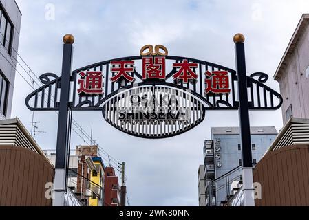 Il quartiere di Shinsekai nella zona sud del centro cittadino di Osaka Minami, famoso per molti ristoranti, negozi, bar e pachinko il 18 febbraio 2024 Foto Stock