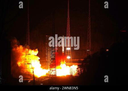 Pechino, Cina. 29 febbraio 2024. Un lungo razzo vettore March-3B che trasporta un satellite ad alta orbita con servizi Internet esplode dal Xichang satellite Launch Center nella provincia del Sichuan, nel sud-ovest della Cina, il 29 febbraio 2024. Crediti: Xiao Xinjiang/Xinhua/Alamy Live News Foto Stock