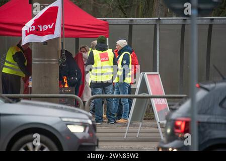 Rostock, Germania. 1 marzo 2024. Gli scioperanti si trovano di fronte al deposito chiuso di Rostocker Straßenbahn AG ( RSAG). Venerdì, Verdi organizza uno sciopero di avvertimento sui trasporti pubblici a livello nazionale in collaborazione con Fridays for Future con il motto #Wirfahrenzusammen. Crediti: Frank Hormann/dpa-Zentralbild/dpa/Alamy Live News Foto Stock