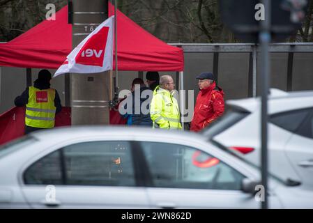 Rostock, Germania. 1 marzo 2024. Gli scioperanti si trovano di fronte al deposito chiuso di Rostocker Straßenbahn AG ( RSAG). Venerdì, Verdi organizza uno sciopero di avvertimento sui trasporti pubblici a livello nazionale in collaborazione con Fridays for Future con il motto #Wirfahrenzusammen. Crediti: Frank Hormann/dpa-Zentralbild/dpa/Alamy Live News Foto Stock