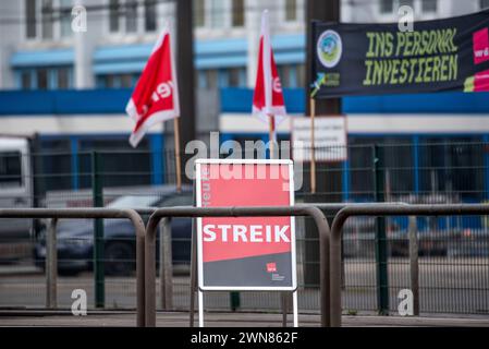 Rostock, Germania. 1 marzo 2024. Di fronte al deposito chiuso di Rostocker Straßenbahn AG (RSAG) si trova un cartello con la scritta "Strike". Venerdì, Verdi organizza uno sciopero di avvertimento sui trasporti pubblici a livello nazionale in collaborazione con Fridays for Future con il motto #Wirfahrenzusammen. Crediti: Frank Hormann/dpa-Zentralbild/dpa/Alamy Live News Foto Stock