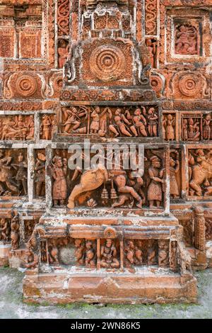 Vista ravvicinata delle scene di intaglio in terracotta della festa di caccia (centrale) e Ramayana (in cima) al tempio Kantaji aka Kantajew indù a Kantanagar, Bangladesh Foto Stock