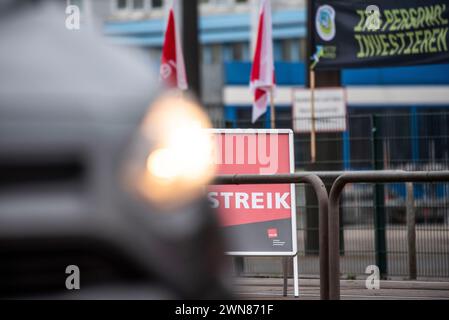 Rostock, Germania. 1 marzo 2024. Di fronte al deposito chiuso di Rostocker Straßenbahn AG ( RSAG) si trova un cartello con la scritta "Strike". Venerdì, Verdi organizza uno sciopero di avvertimento sui trasporti pubblici a livello nazionale in collaborazione con Fridays for Future con il motto #Wirfahrenzusammen. Crediti: Frank Hormann/dpa-Zentralbild/dpa/Alamy Live News Foto Stock