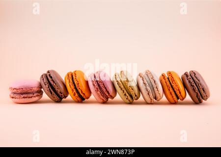 Macaron francesi multicolore su sfondo color pastello Foto Stock