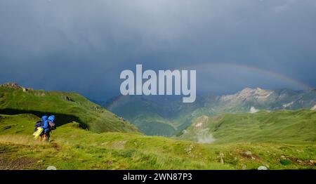 Escursionisti sotto la pioggia, valle de Aneou, Parco Nazionale dei Pirenei, Pirenei Atlantiques, Francia Foto Stock