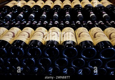 Monteriggioni, Italia - 17 settembre 2022: Bottiglie ordinate di Chianti Classico in un'enoteca a Monteriggioni, vicino Siena. Italia Foto Stock