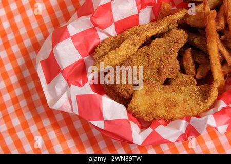 Primo piano di pepite di pollo su una tovaglia a scacchi Foto Stock