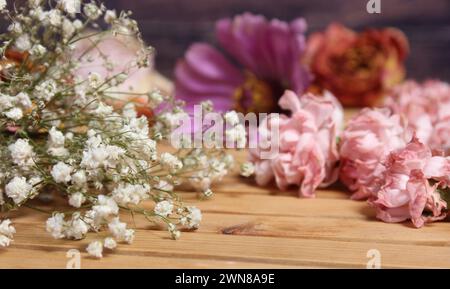 Un primo piano di fiori colorati disposti su un tavolo Foto Stock