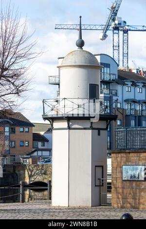 Il Burntisland Old East Breakwater Lighthouse originariamente situato a Burntisland nel 1990 fu trasferito a Leith Foto Stock
