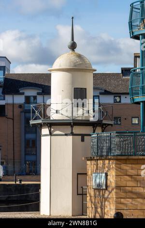 Il Burntisland Old East Breakwater Lighthouse originariamente situato a Burntisland nel 1990 fu trasferito a Leith Foto Stock