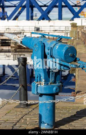 Uno storico ponte montato sulla Whaling Harpoon Cannon sulla banchina di Leith Dock Edimburgo Foto Stock