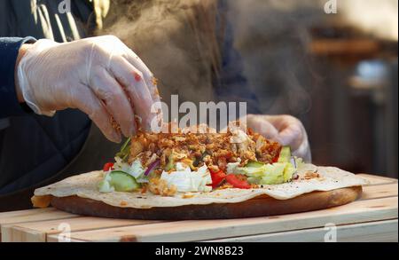 Il gruppo centrale dello chef si prepara al mercato agricolo di Praga, Naplavka, Repubblica Ceca. Foto Stock