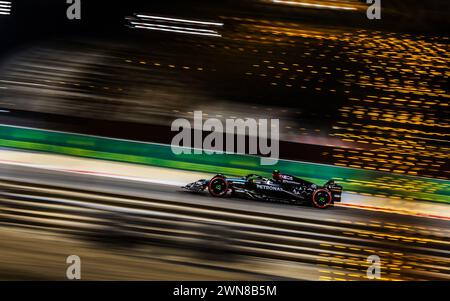 MANAMA, BAHREIN, Bahrain International Circuit, 29.Feb.2024: Lewis Hamilton della Gran Bretagna e Mercedes-AMG PETRONAS F1 Team durante la Formula 1 Bahr Foto Stock