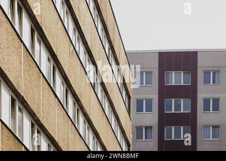 Plattenbauten, aufgenommen im Berliner Stadtteil Lichtenberg a Berlino, 29.02.2024. Berlin Deutschland *** edifici prefabbricati, fotografati nel quartiere berlinese di Lichtenberg a Berlino, 29 02 2024 Berlino Germania Copyright: XFlorianxGaertnerx Foto Stock