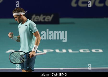 Acapulco, Messico. 1 marzo 2024. Casper Ruud di Norvegia reagisce durante i quarti di finale contro Ben Shelton degli Stati Uniti al torneo di tennis ATP Mexican Open 2024 ad Acapulco, Messico, 1 marzo 2024. Crediti: Francisco Canedo/Xinhua/Alamy Live News Foto Stock