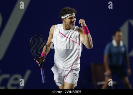 Acapulco, Messico. 1 marzo 2024. Ben Shelton degli Stati Uniti reagisce durante i quarti di finale contro Casper Ruud della Norvegia al torneo ATP Mexican Open 2024 di Acapulco, Messico, 1 marzo 2024. Crediti: Francisco Canedo/Xinhua/Alamy Live News Foto Stock