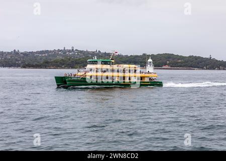 Traghetto di Sydney, MV Catherine Hamlin, viaggia sul porto di Sydney, nuvoloso giorno estivo 2024, NSW, Australia Foto Stock