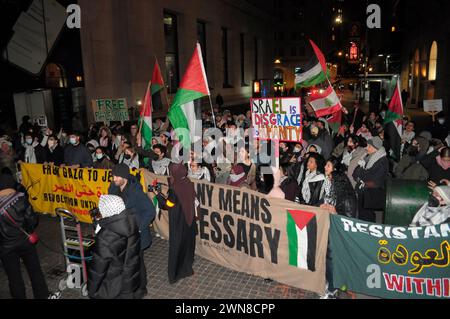 I manifestanti pro-palestinesi marciano intorno a Wall Street sventolando bandiere palestinesi, tenendo striscioni e cartelli che esprimono la loro opinione. I manifestanti si sono radunati a Manhattan, New York, a seguito di un rapporto del ministero della salute di Gaza, gestito da Hamas, secondo cui le truppe israeliane hanno sparato e ucciso più di 100 palestinesi in un sito di distribuzione degli aiuti a Gaza City giovedì. Secondo il ministero della salute, anche centinaia di feriti. I funzionari israeliani hanno contestato tale affermazione, affermando che i camion di soccorso hanno colpito e ucciso molte persone e che una fuga ha anche ucciso molte vittime. Il ministero della salute di Gaza ha detto più di Foto Stock