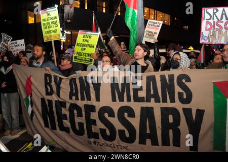 I manifestanti pro-palestinesi marciano intorno a Wall Street sventolando bandiere palestinesi, tenendo striscioni e cartelli che esprimono la loro opinione. I manifestanti si sono radunati a Manhattan, New York, a seguito di un rapporto del ministero della salute di Gaza, gestito da Hamas, secondo cui le truppe israeliane hanno sparato e ucciso più di 100 palestinesi in un sito di distribuzione degli aiuti a Gaza City giovedì. Secondo il ministero della salute, anche centinaia di feriti. I funzionari israeliani hanno contestato tale affermazione, affermando che i camion di soccorso hanno colpito e ucciso molte persone e che una fuga ha anche ucciso molte vittime. Il ministero della salute di Gaza ha detto più di Foto Stock