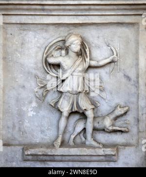 Marmo d'altare a Diana Victrix di Aebutia Amerina, che rappresenta Artemide come un arciere in corsa. Marmo. II secolo d.C. Roma. Museo Nazionale Romano (Bath Foto Stock
