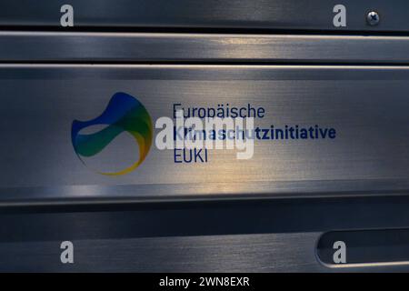 Europäische Klimaschutzinitiative EUKI Europäische Klimaschutzinitiative EUKI, 11.08.2023, Mitte, Potsdamer Platz, Berlino, Die Europäische Klimaschutzinitiative des Bundesministerium für Wirtschaft und Klimaschutz Hat ihren Sitz am Potsdamer Platz von Berlin. *** Iniziativa europea per il clima EUKI iniziativa europea per il clima EUKI, 11 08 2023, Mitte, Potsdamer Platz, Berlino, l'iniziativa europea per il clima del Ministero federale dell'economia e della protezione del clima ha sede a Potsdamer Platz a Berlino Foto Stock