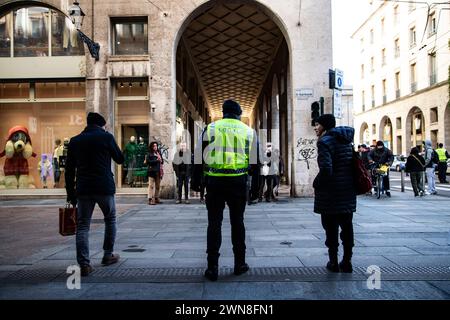 Attraversamento pedonale monitorato dalla polizia locale, la fotografia è stata scattata a Parma l'11/25/2023 Foto Stock