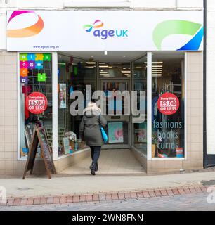 Negozio di beneficenza Age UK, Stowmarket, Suffolk, Inghilterra, Regno Unito Foto Stock