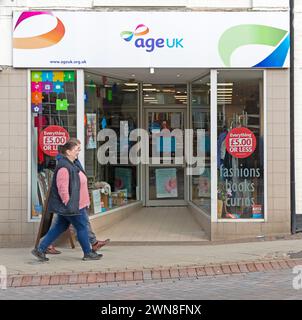 Negozio di beneficenza Age UK, Stowmarket, Suffolk, Inghilterra, Regno Unito Foto Stock