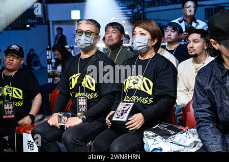 Tokyo, Giappone. 24 febbraio 2024. Sumito (L) e Fumiko Nakatani, i genitori di Junto Nakatani del Giappone, guardano l'incontro di Junto per il titolo dei pesi gallo WBC al Ryogoku Kokugikan di Tokyo, Giappone, 24 febbraio 2024. Crediti: Hiroaki finito Yamaguchi/AFLO/Alamy Live News Foto Stock