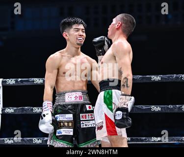 Tokyo, Giappone. 24 febbraio 2024. Il giapponese Kosei Tanaka, a sinistra, e il messicano Christian Bacasegua si rispettano a vicenda dopo la campana finale durante il vacante incontro dei pesi super mosca WBO al Ryogoku Kokugikan di Tokyo, Giappone, 24 febbraio 2024. Crediti: Hiroaki finito Yamaguchi/AFLO/Alamy Live News Foto Stock