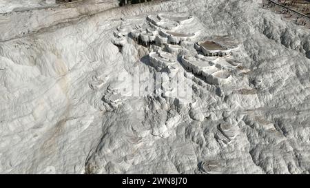 I travertini di Pamukkale si trovano vicino all'antica città di Hierapolis. Pamukkale è nella lista del patrimonio mondiale dell'UNESCO. Foto Stock